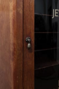 Original door clasp display cabinet