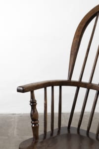 early 19th century Windsor arm chair in elm