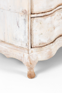 antique chest of drawers