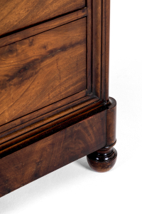 Country house chest of drawers